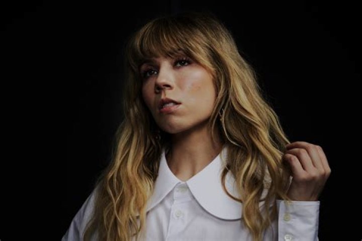 Jennette McCurdy in Hawaii: A Deep Dive into Her TMZ Chronicles